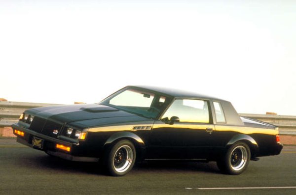 Buick не е марката, която идва на ум, когато мислите за производителност. Освен ако не е за голф колички. И все пак, през 80-те години (полу)премиум марката на General Motors направи своя домашен Regal по-бърз от Chevrolet Camaro.

Grand National прави своя дебют през 1982 г., за да отпразнува успеха на Buick в състезанията NASCAR. 4,1-литровият V6 на оригиналния автомобил можеше да даде само 125 к.с.
Buick премахна модела през 1983-а, но го върна през 1984 с 200 к.с. от 3,8-литров V6 с турбокомпресор. Мощността постепенно нарасна и стигна връх при 1987 GNX, един от най-колекционерските модели на Buick.

На хартия лимитираното издание GNX може да се похвали с 276 к.с.; в действителност числото беше по-близо до 300. Buick смали показателите, за да защити имиджа на Chevrolet Corvette. Още един пример за това, че GM се тревожи повече за собствените си марки, вместо да мисли за тези на конкурентите.